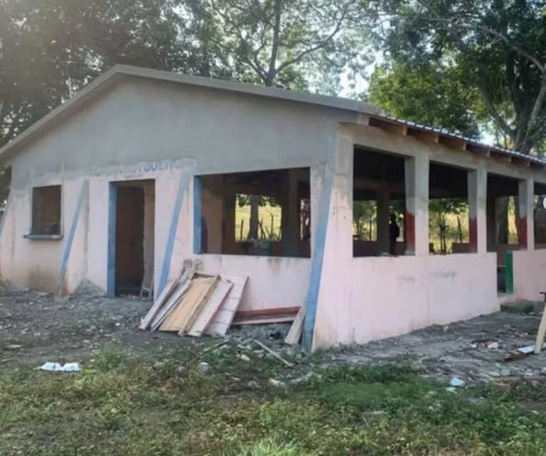 Trabajando en el proceso de remozamiento del Club de Buen Gusto